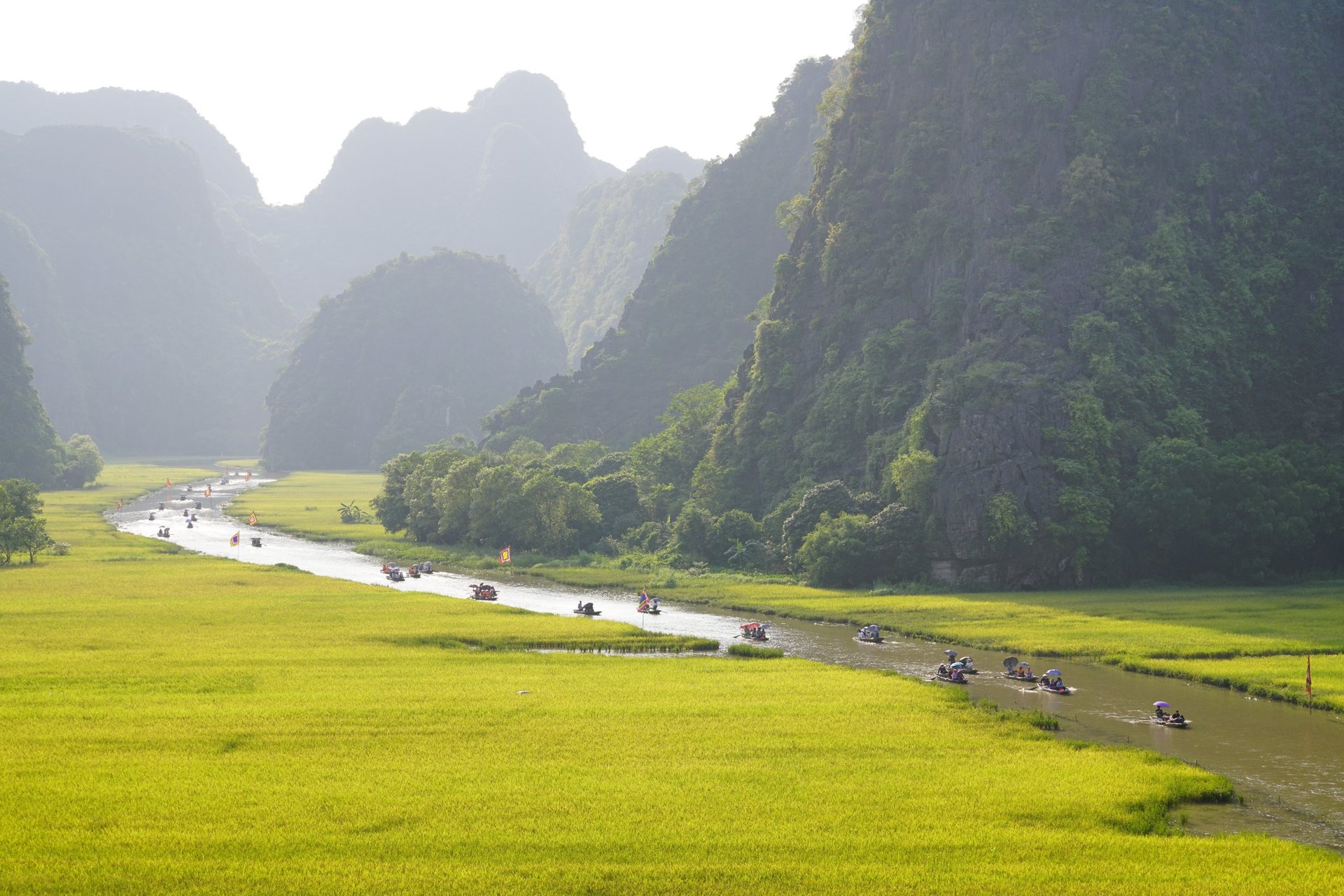 Tour Hạ Long – Ninh Bình 4 Ngày 3 Đêm: Bay Thẳng Vân Đồn – Du Thuyền Vịnh Hạ Long – Bái Đính – Tràng An – Tuyệt Tịnh Cốc