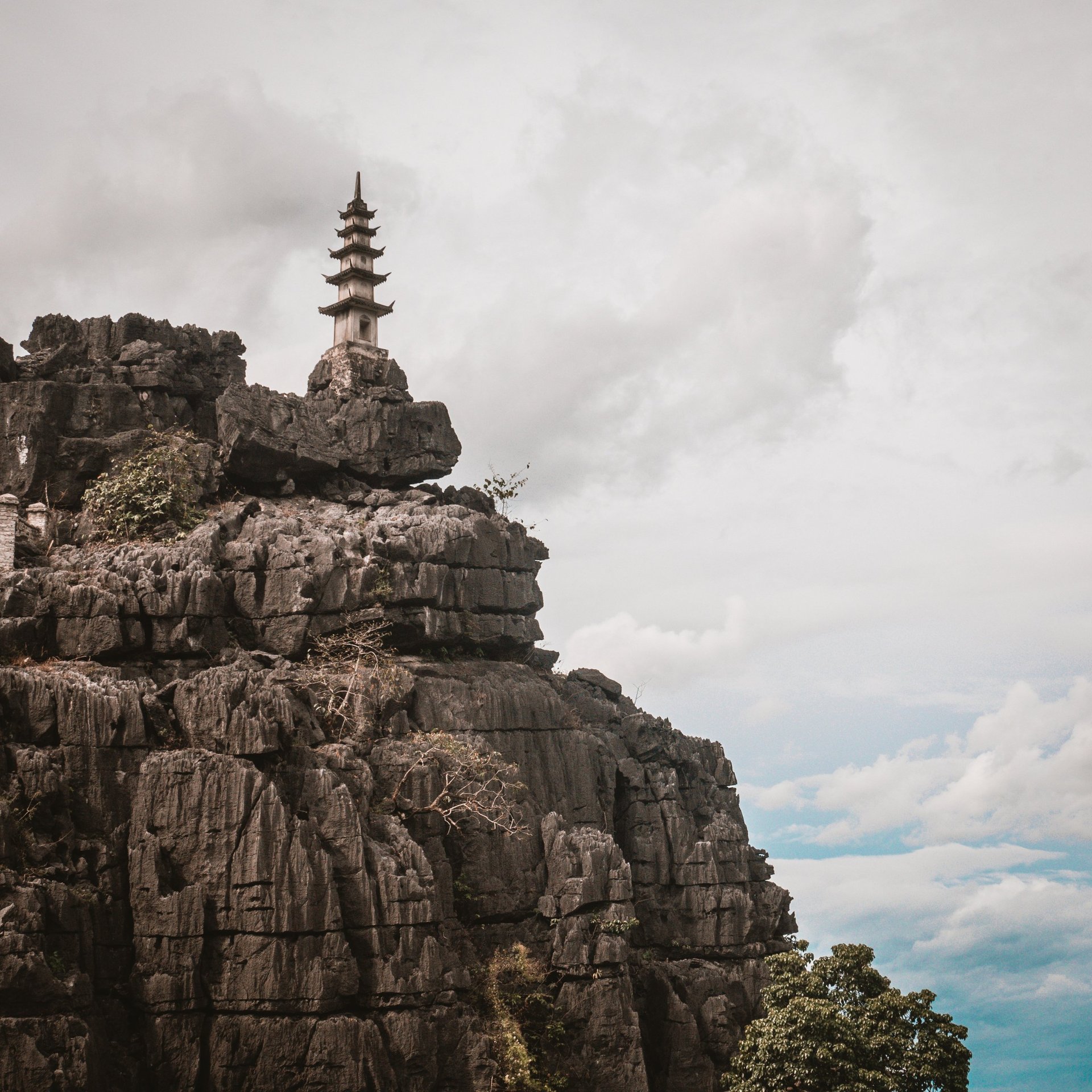 Tour Hạ Long – Ninh Bình 4 Ngày 3 Đêm: Bay Thẳng Vân Đồn – Du Thuyền Vịnh Hạ Long – Bái Đính – Tràng An – Tuyệt Tịnh Cốc
