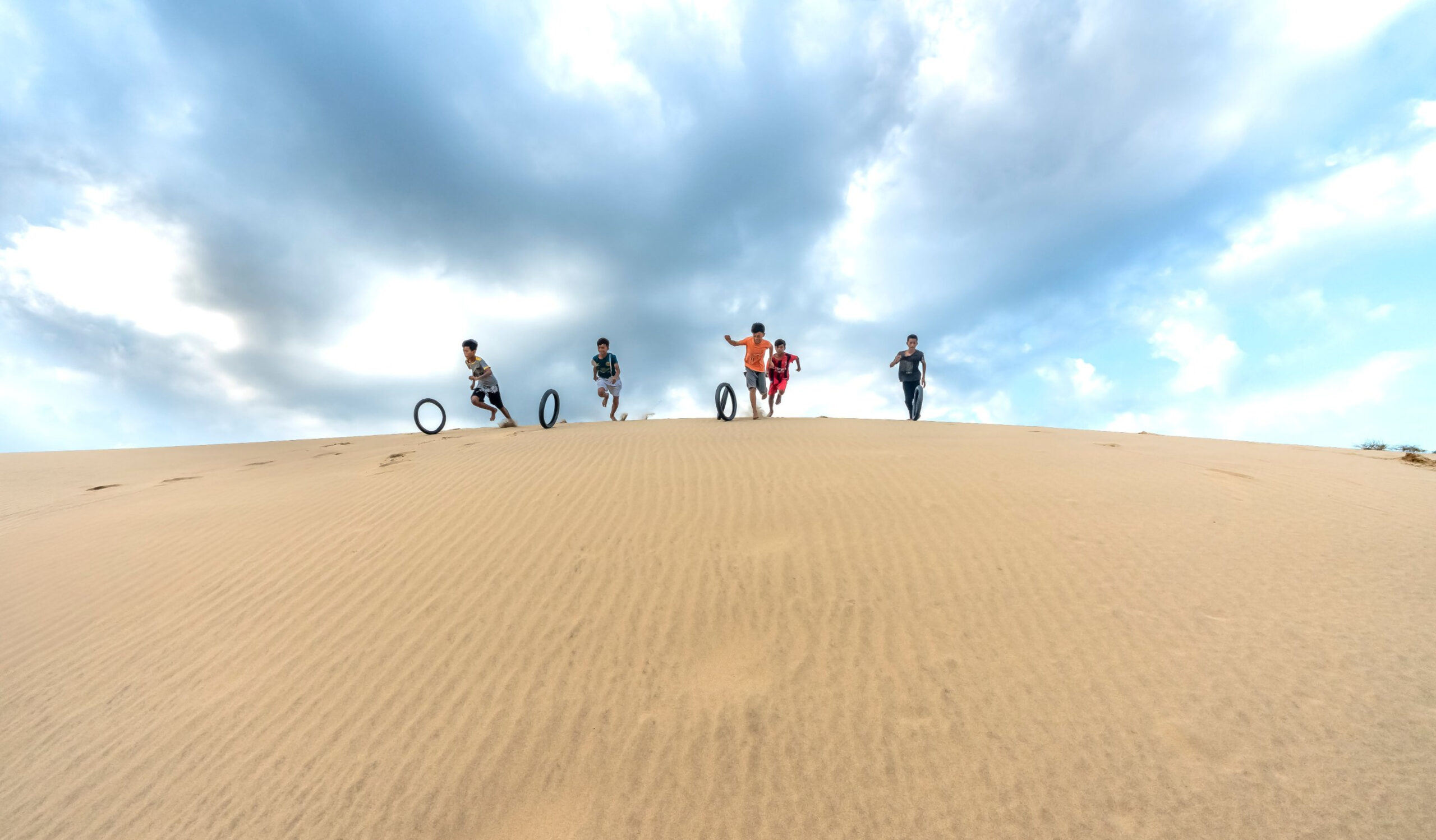 Tour Phan Thiết 2 Ngày 1 Đêm: Đồi Cát Bay – Làng Chài Mũi Né – Lâu Đài Rượu Vang