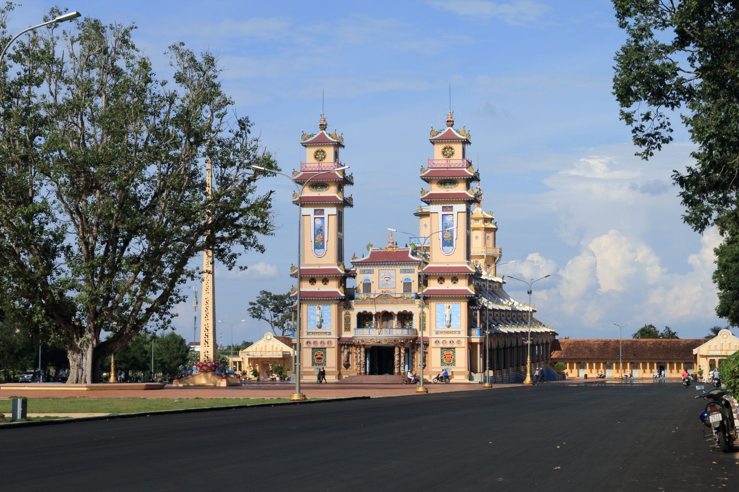 Tour Tây Ninh 1 Ngày: Núi Bà Đen – Tòa Thánh Cao Đài – Vườn Trái Cây Hữu Cơ